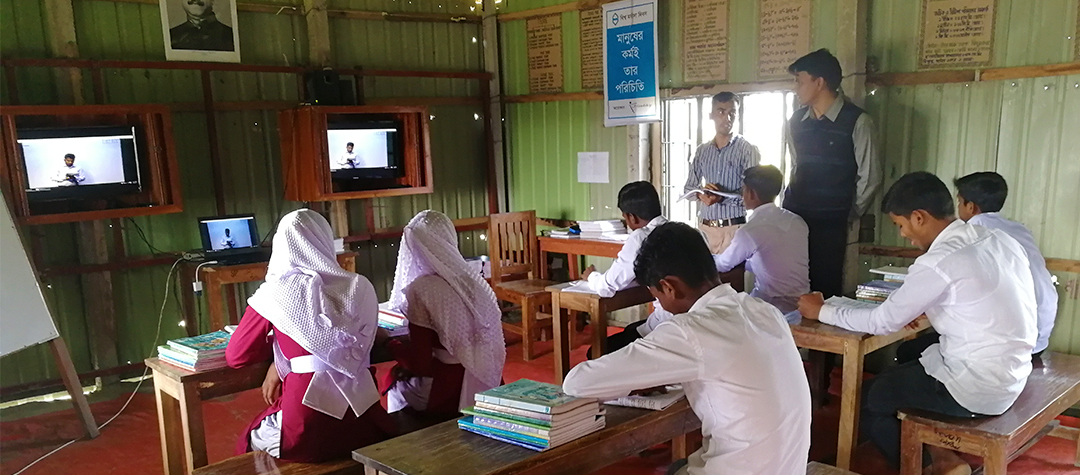 Alphonas klass sitter framför de digitala lektionerna på datorerna.