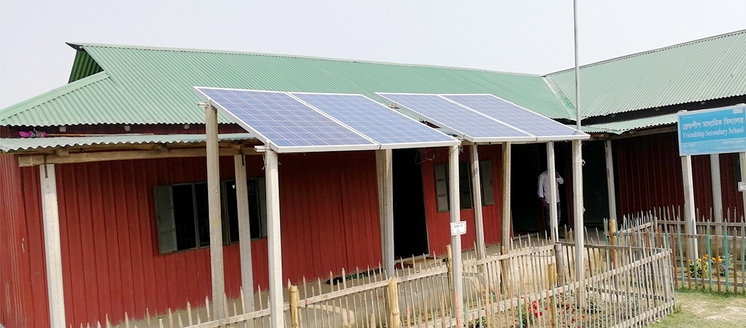 Solceller utanför Alphonas skola i Bangladesh