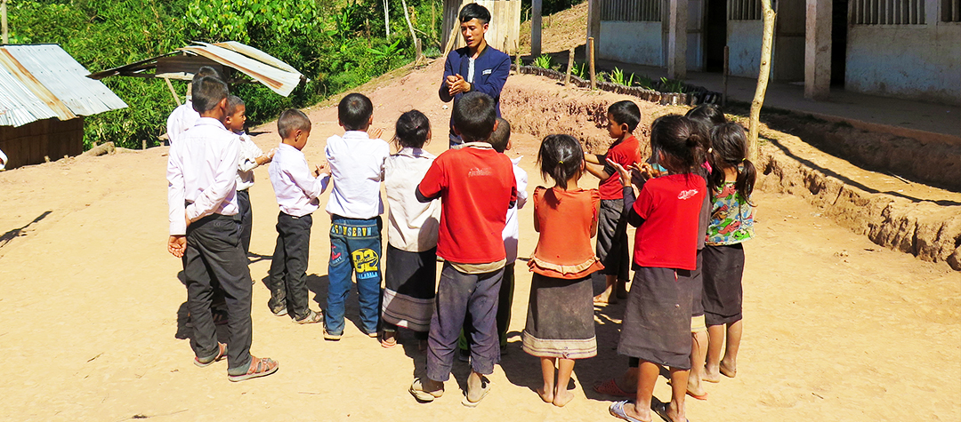 Barn i Laos tvättar händerna