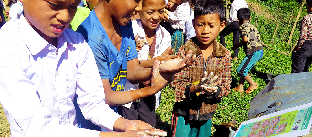 Barn i Laos tvättar händerna