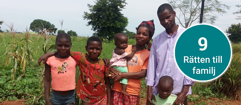 En familj från Moçambique står nära varandra i ett odlingsfält. En rund etikett har siffran 9 på och texten ”rätten till familj”.